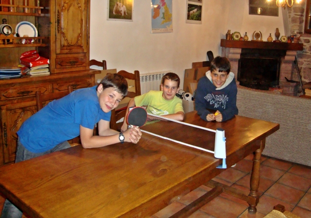  Kinder spielen Tischtennis 